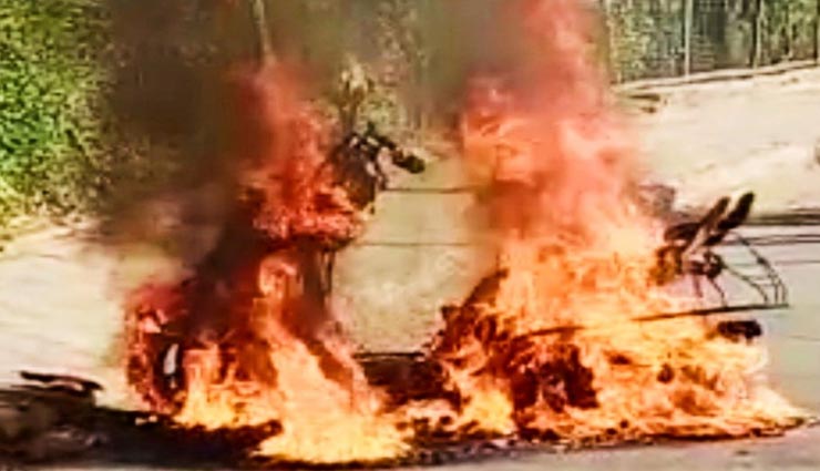 उदयपुर : चलती स्कूटी अचानक बनी आग का गोला, 5 मिनट में जलकर हुई राख