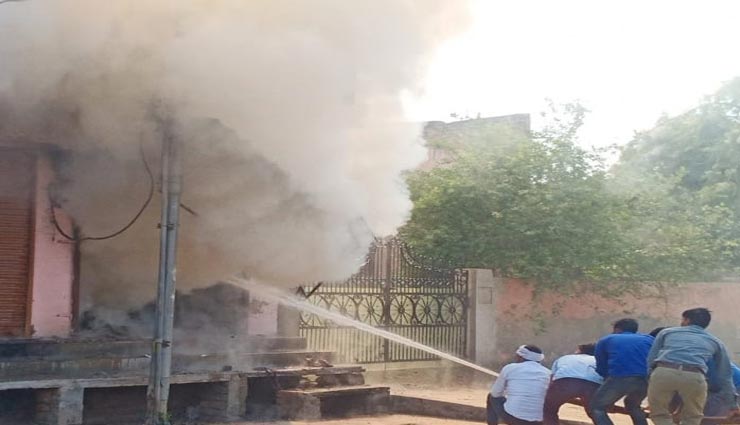 अलवर : आग में जलकर खाक हुआ लाखों का सामान, 40 मिनट देरी से पहुंची फायर ब्रिगेड