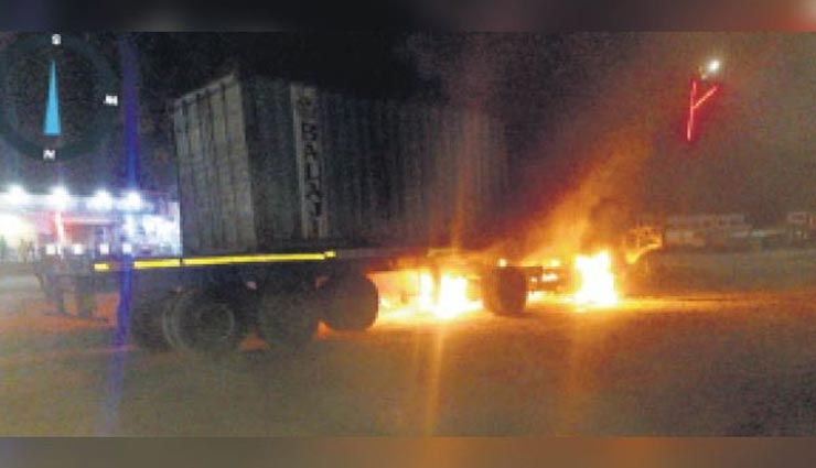 अजमेर : खड़े ट्रेलर में अचानक धधक उठी आग, तुरंत छलांग लगाकर खलासी ने बचाई अपनी जान 