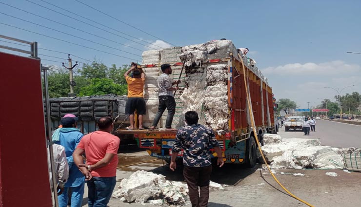 श्रीगंगानगर : रुई से लदे एक चलते ट्रक में लगी आग, दमकल की मदद से पाया गया काबू