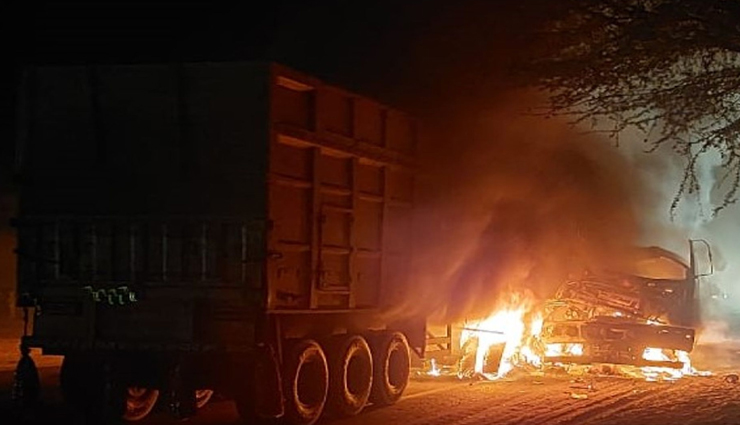 बीकानेर : दो ट्रकों में हुई आमने-सामने की भीषण टक्कर, आग लगने से जिन्दा जले दोनों ड्राईवर 