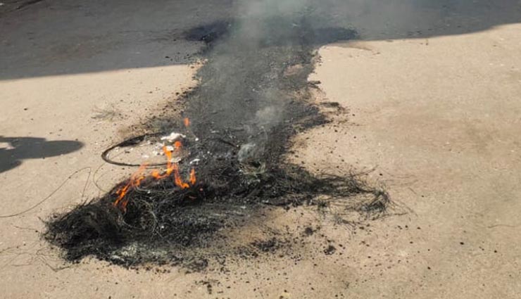 बीकानेर : व्यापारी की हत्या के बाद जनता में आक्रोश, टायर जला किया प्रदर्शन, रास्ता जाम news,latest news,news in hindi,crime news,rajasthan,bikaner,killing of businessman