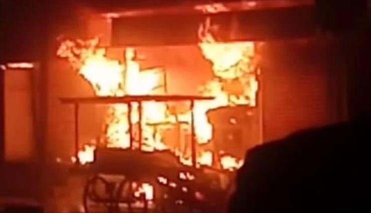 उदयपुर : पुलिस ने रेस्टोरेंट में लगी भीषण आग से बचाए 5 कर्मचारी, फायर ब्रिगेड का नंबर आया बंद