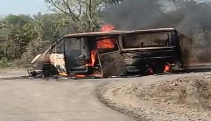 अलवर : बच्चों को स्कूल ले जा रही वैन में लगी आग, ग्रामीणों ने बच्चों को उतारा, सभी सुरक्षित