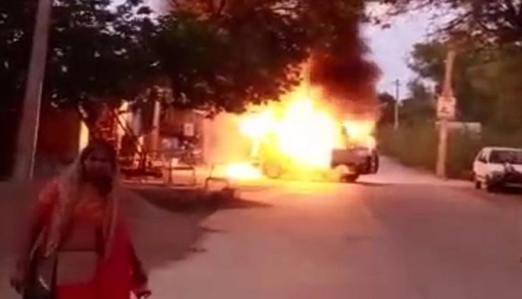 कोटा : शार्ट सर्किट से खड़ी गाड़ी अचानक बनी आग का गोला, लगातार होते रहे धमाके 