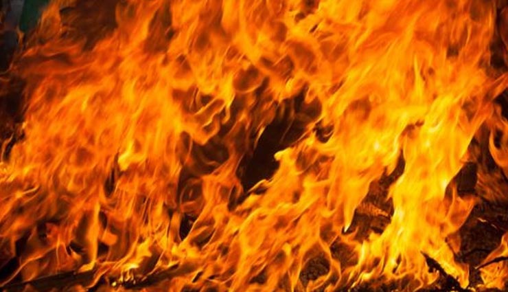 राजस्थान : आग में जलकर राख हुआ घर का सामान, दो घंटे बाद तक नहीं पहुंची दमकल