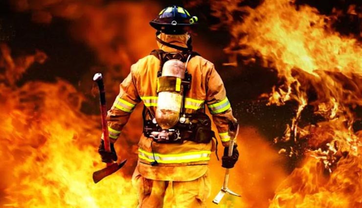 जोधपुर : चार घंटे तक धधकती रही हैंडीक्राफ्ट फैक्ट्री, दस दमकलों की मदद से पाया गया काबू