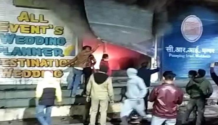 कोटा : शोरूम में आग से लाखों का सामान जलकर हुआ खाक, 1 घण्टे बाद पहुंची दमकल