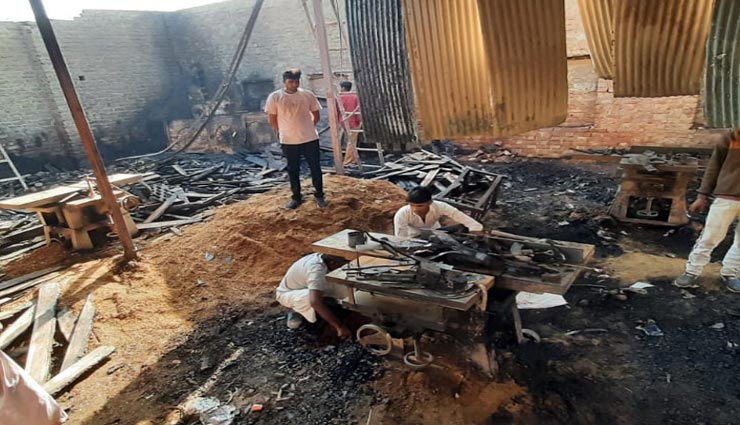 चूरू : जलकर खाक हो गया हैंडीक्राफ्ट वर्कशॉप में पड़ा लाखों का फर्नीचर, 3 घंटे में पाया आग पर काबू