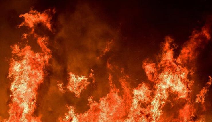 बाड़मेर : ढाणी पर गिरे 11 केवी लाइन के तार और लगी आग, परिवार के सदस्य गए थे शादी में