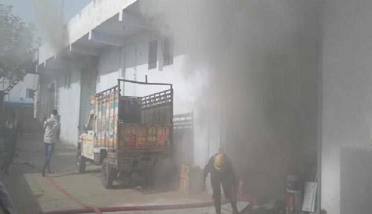 जयपुर : कूलर रखने वाले वेयर हाउस में लगी भीषण आग, छाया धुएं का गुबार, 12 दमकलों ने पाया काबू