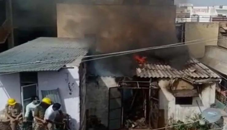 जोधपुर : तारों में हुए शॉर्ट सर्किट के कारण निकली चिंगारियों से लगी मकान की तीसरी मंजिल पर आग