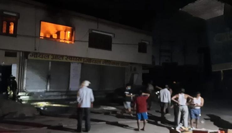 उत्तरप्रदेश : आग के हवाले हुई तीन दुकानें, जलकर राख हो गया तीन करोड़ रुपए का सामान