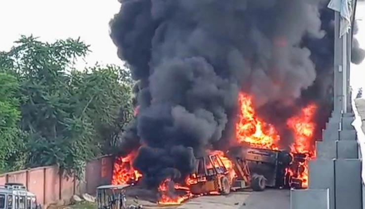 जयपुर : 20 फीट नीचे गिरा केमिकल से भरा कंटेनर और धधकी आग, कम पड़ गई दमकलें