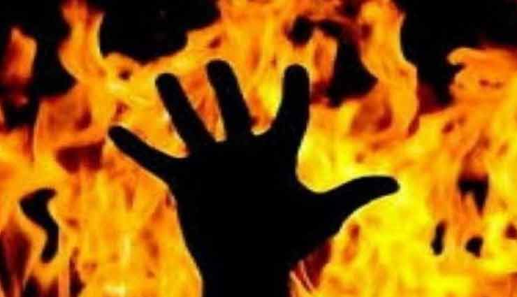 हरियाणा : असंतुलित होकर खंभे से टकराई गाड़ी और लगी आग, जिंदा जला को-ऑपरेटिव सोसायटी का बैंक मैनेजर 