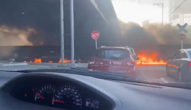 पटरी पर दौड़ रही आग की लपटों से घिरी ट्रेन, देखें ये भयावह वीडियो 