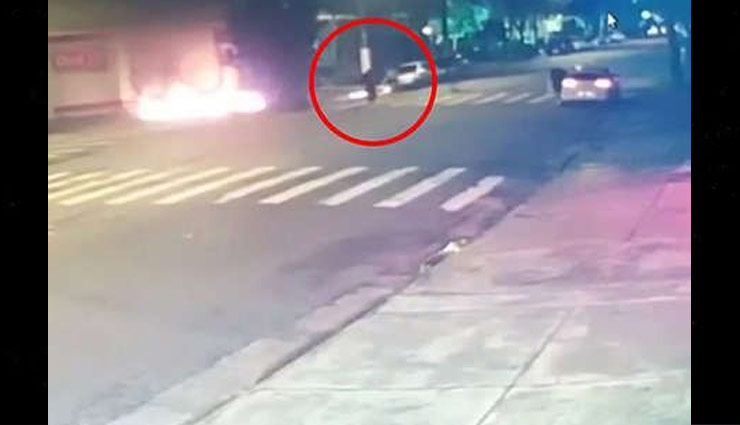 हैवानियत : सड़क किनारे सो रहे शख्स को जिंदा जलाया, CCTV में कैद हुई पूरी घटना