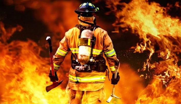 जोधपुर : आग के हवाले हुआ रुई का गोदाम, आठ दमकलों ने की तीन घंटे की मशक्कत