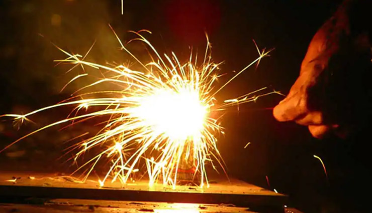 UP: लखनऊ, वाराणसी समेत 13 शहरों में पटाखों की बिक्री पर लगी रोक, गृह विभाग ने जारी किया आदेश