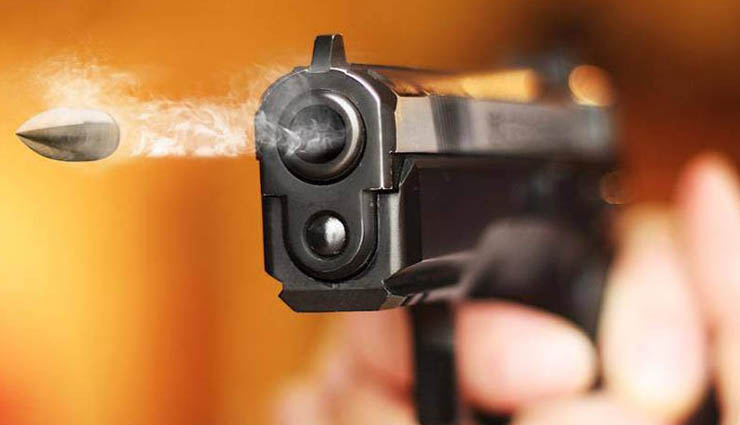 मेरठ: बच्चों की लड़ाई में दो पक्ष आपस में भिड़े, फायरिंग में महिला समेत 2 की मौत 