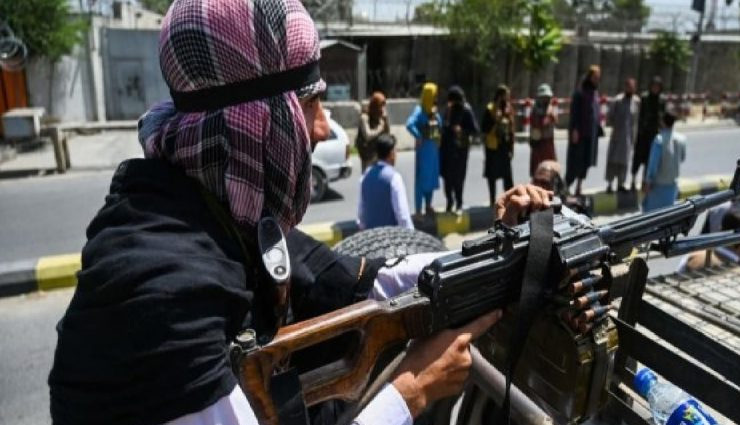 काबुल एयरपोर्ट के एंट्री गेट पर फिर फायरिंग, छोड़े गए आंसू गैस के गोले