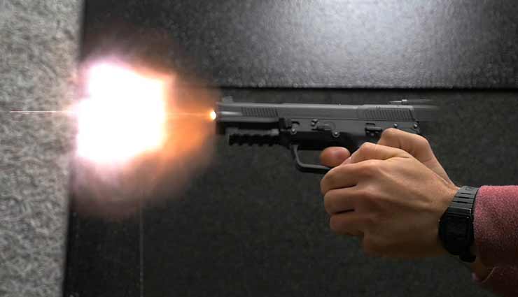 बेखौफ आरोपी : युवती को जबरन वाहन में बैठाने की कोशिश, मदद के लिए शोर मचाती रही मां, विरोध करने पर मारी गोली
