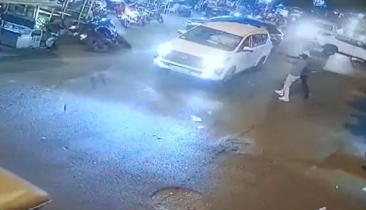 Delhi: बीच सड़क पर बदमाशों ने कार पर बरसाई  ताबड़तोड़ गोलियां, मची भगदड़, Video