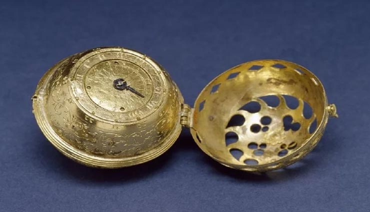 30 हेलीकॉप्टर के कीमत में बनी थी दुनिया की सबसे पहली घड़ी weird news,weird information,worlds first watch,pomander watch 1505,peter henlein