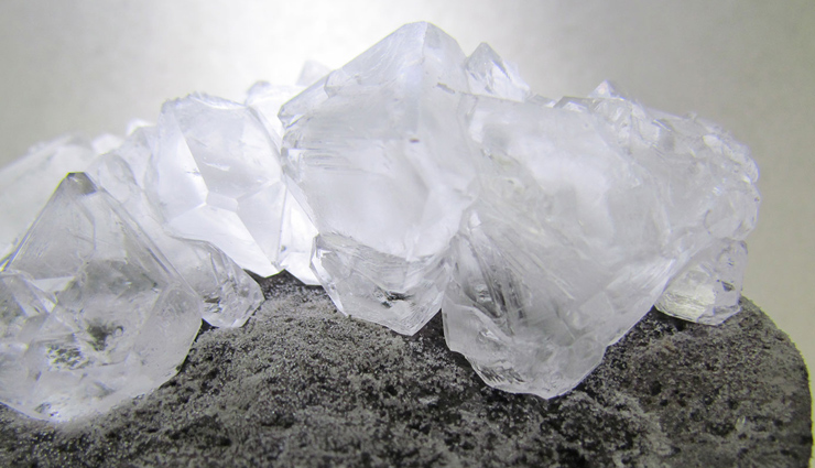 फिटकरी के ये अचूक टोटके दूर करेंगे आपके जीवन की समस्याएँ 