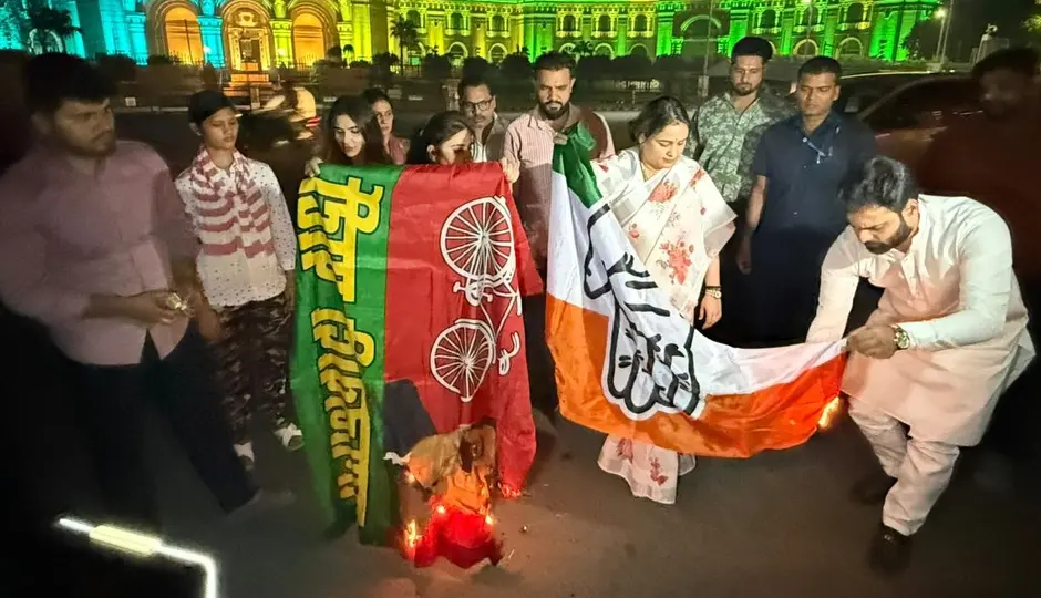 महिला आरक्षण बिल गिरने पर भड़कीं अपर्णा यादव, सपा-कांग्रेस का झंडा जलाकर बोलीं— देश कभी माफ नहीं करेगा