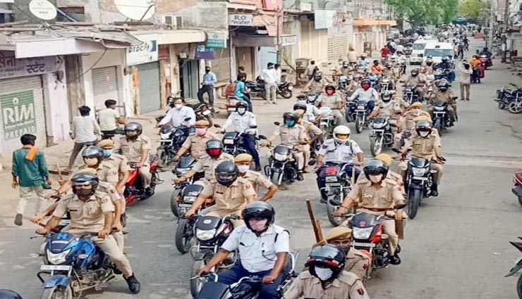 धौलपुर : सोशल डिस्टेंसिंग की अपील करने वाली पुलिस की बड़ी लापरवाही, रैली की तरह निकाला फ्लैग मार्च