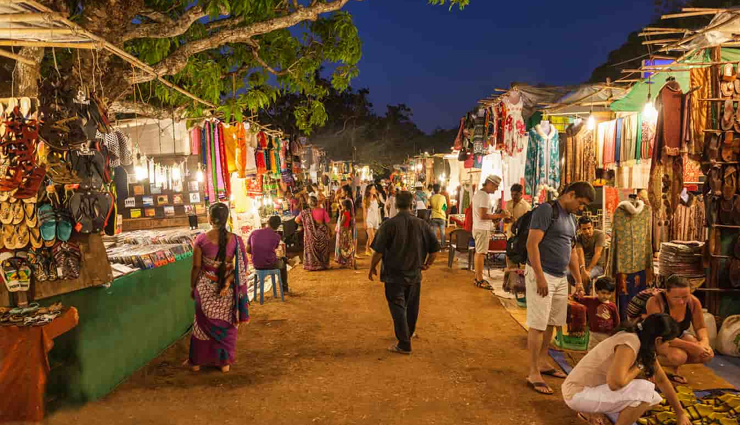 best markets to visit in india,indian market,ima keithel,johari bazaar,chor bazaar,floating vegetable market,kannauj market,dadar flower market,laad bazaar,mahidharpura diamond market street,crawford market,zaveri bazaar,jew town,new market,chandni chowk,daryaganj sunday book market,flea markets,travel,holidays,travel guide,travel tips