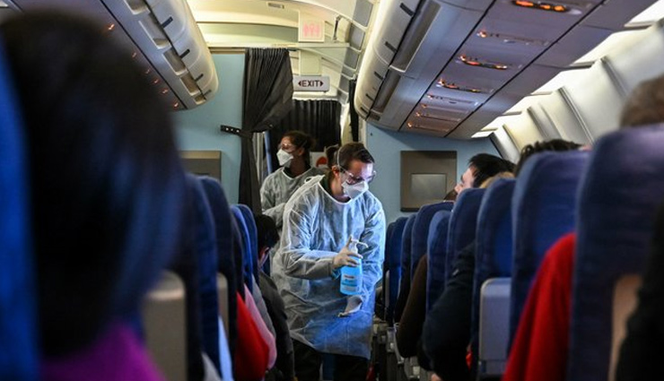 कोरोना का खौफ: प्लेन में पैसेंजर को आई छींक, तो पायलट ने खिड़की से लगाई छलांग 