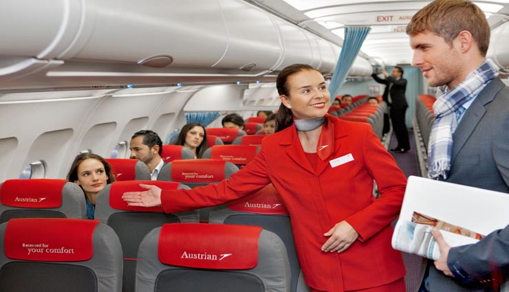 फ्लाइट में लड़की को नहीं मिल पाई ब्वॉयफ्रेंड की सीट के पास वाली जगह, कर डाला यह खतरनाक काम weird news,misbehaved with flight attendant,airasia flight,weird behavior of girlfriend and boyfriend