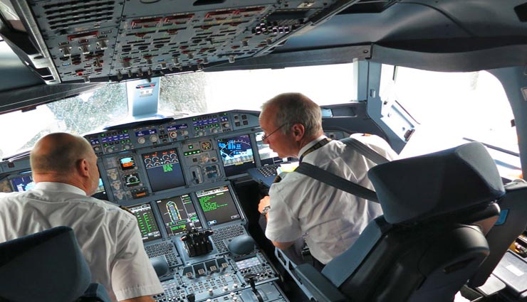 पाकिस्तानी महिला यात्री ने गलती से फ्लाइट में दबाया इमरजेंसी एग्जिट बटन, यात्रिओं को भुगतना पड़ा इसका परिणाम emergency in flight,pakistani lady passenger mistake,britain,manchester airport