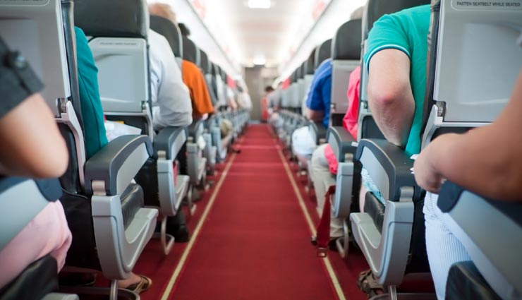 पाकिस्तानी महिला यात्री ने गलती से फ्लाइट में दबाया इमरजेंसी एग्जिट बटन, यात्रिओं को भुगतना पड़ा इसका परिणाम emergency in flight,pakistani lady passenger mistake,britain,manchester airport