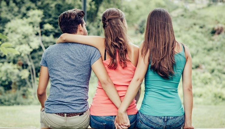 इन तीन राशियों के लड़के अक्सर देते है अपने पार्टनर को धोखा