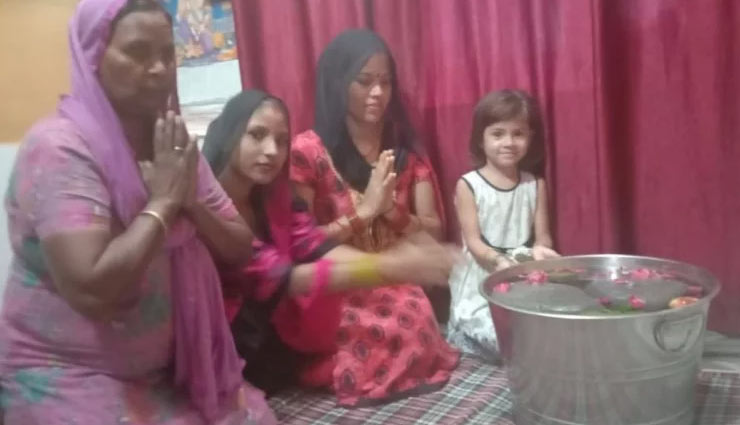 खुदाई के दौरान मिले पानी में तैरने वाले पत्थर, उमड़ा आस्था का सैलाब floating stone in water,jwalamukhi kangra himahal pradesh,kangra himahal pradesh,weird news in hindi,weird news