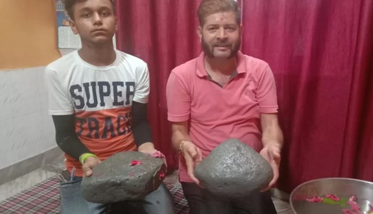 खुदाई के दौरान मिले पानी में तैरने वाले पत्थर, उमड़ा आस्था का सैलाब floating stone in water,jwalamukhi kangra himahal pradesh,kangra himahal pradesh,weird news in hindi,weird news