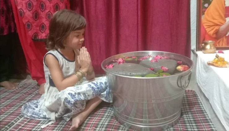 खुदाई के दौरान मिले पानी में तैरने वाले पत्थर, उमड़ा आस्था का सैलाब floating stone in water,jwalamukhi kangra himahal pradesh,kangra himahal pradesh,weird news in hindi,weird news