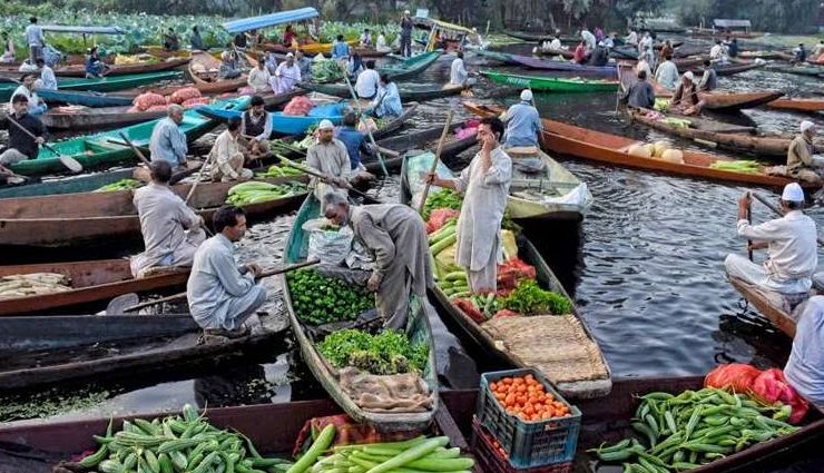traditional markets in india,new market kolkata,police bazar shillong,floating vegetable market srinagar,janpath delhi,chor bazaar mumbai,ima keithel imphal,kannauj market uttar pradesh,baapu bazaar jaipur,meena bazaar delhi,dadar flower market mumbai