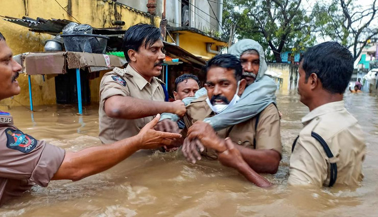 आंध्र प्रदेश में बाढ़ से तबाही, अब तक 17 लोगों की हुई मौत, 100 से ज्यादा लापता 