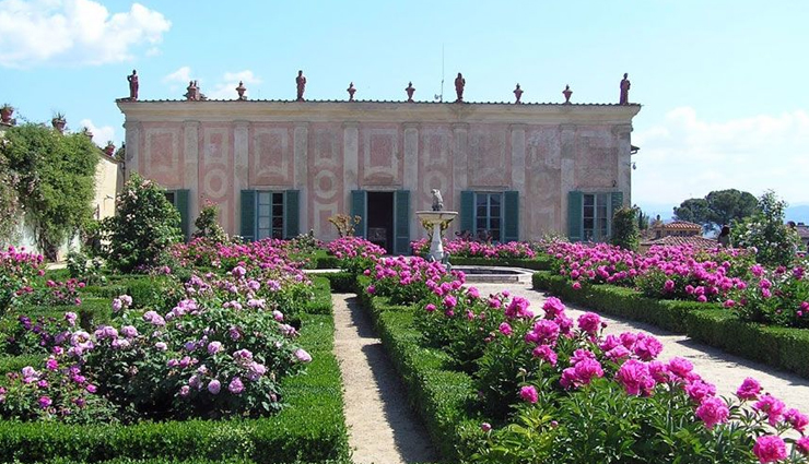 florence,things to do in florence,places to visit in florence,duomo one of the famous churches of italy,uffizi gallery with paintings by michelangelo and da vinci,ponte vecchio the only bridge across the arno,boboli gardens the most famous italian garden,food and wine and some gelatos