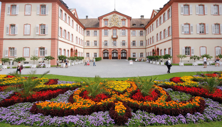 places to gaze at the beautiful flowers,okinawa,tokyo,blickling estate,norfolk,uk,keukenhof,lisse,the netherlands,monets garden,giverny,france,cape floral kingdom,south africa,mainau island,germany