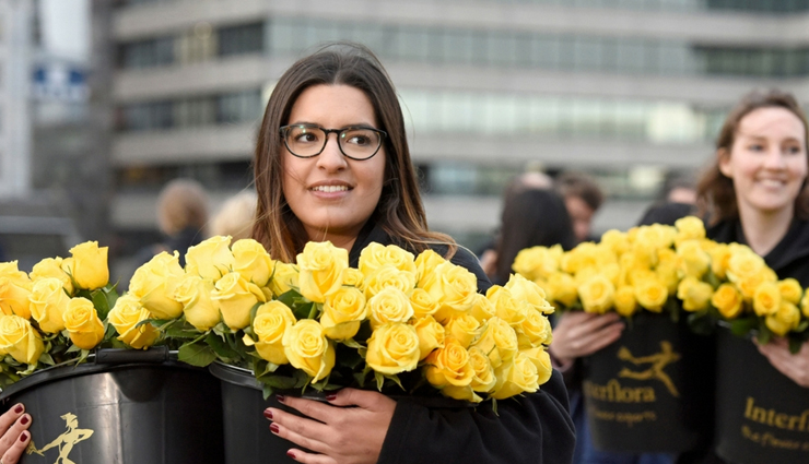 ways to pay it forward to someone else,tips to pay it forward,paying back someone,tips to do something nice to someone,relationship tips,mates and me