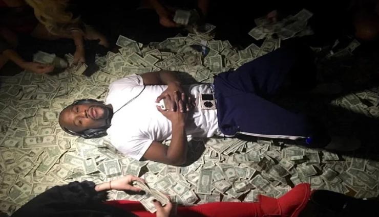 अरबों रुपये यूं ही उड़ा देता है ये शख्स, पैसों का बिस्तर बनाकर सोने की आदत