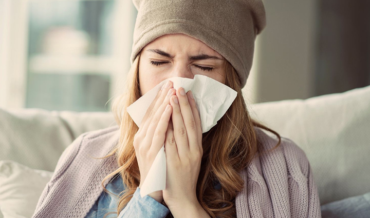 सर्दियों में फ्लू के साथ ही बढ़ रहा कोरोना का खतरा, इन 8 आहार से इम्यून सिस्टम को करें मजबूत
