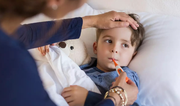 सर्दियां आते ही सताने लगता हैं बच्चों को ठंड लगने का डर, इन तरीकों से गर्म रखें उनका शरीर 