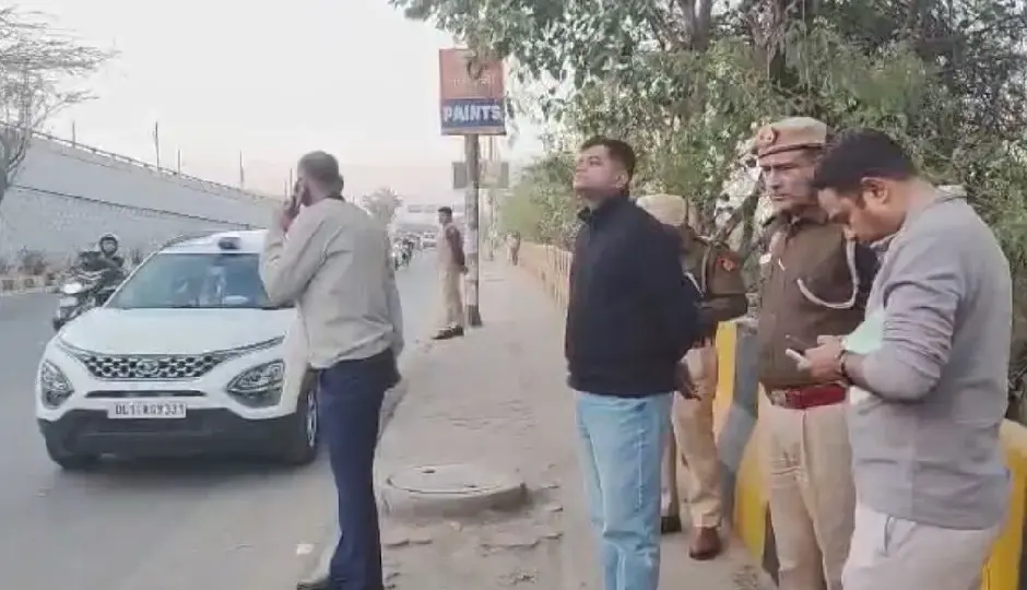 दिल्ली: पीरागढ़ी फ्लाईओवर पर खड़ी कार से तीन लोगों के शव मिले, इलाके में सनसनी, जांच में जुटी पुलिस