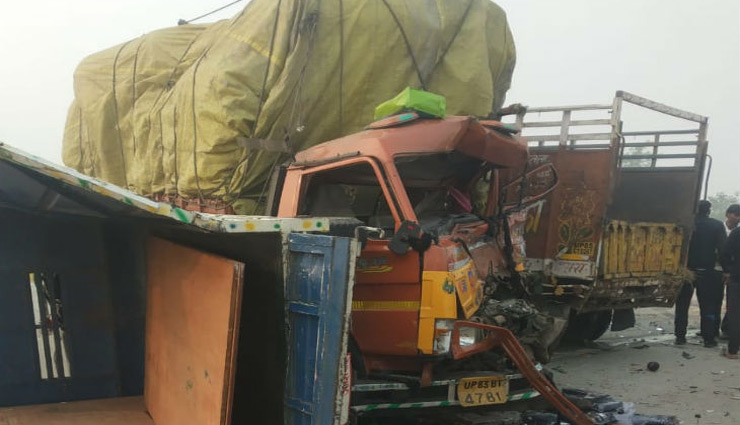 हाथरस :कोहरे और धुंध के कारण यमुना एक्सप्रेस-वे पर आपस में टकराए 8 वाहन, 3 की मौत up hathras yamuna expressway,road accident,road accident news,fog,news,uttar pradesh